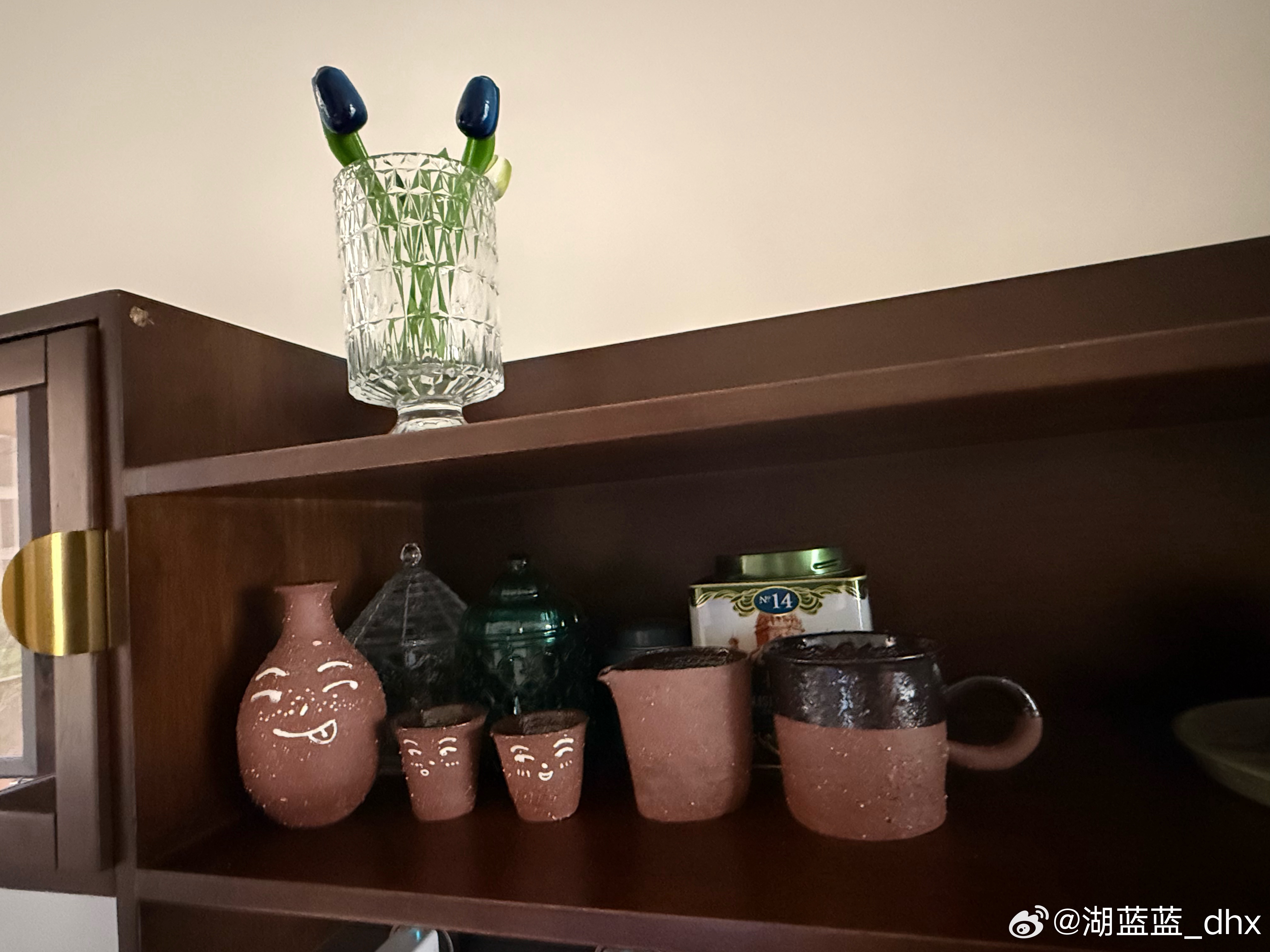 上午把衣帽间拉门装好了有请两位保洁阿姨来搞家里卫生下午去了阿哲老师的工作室这是第