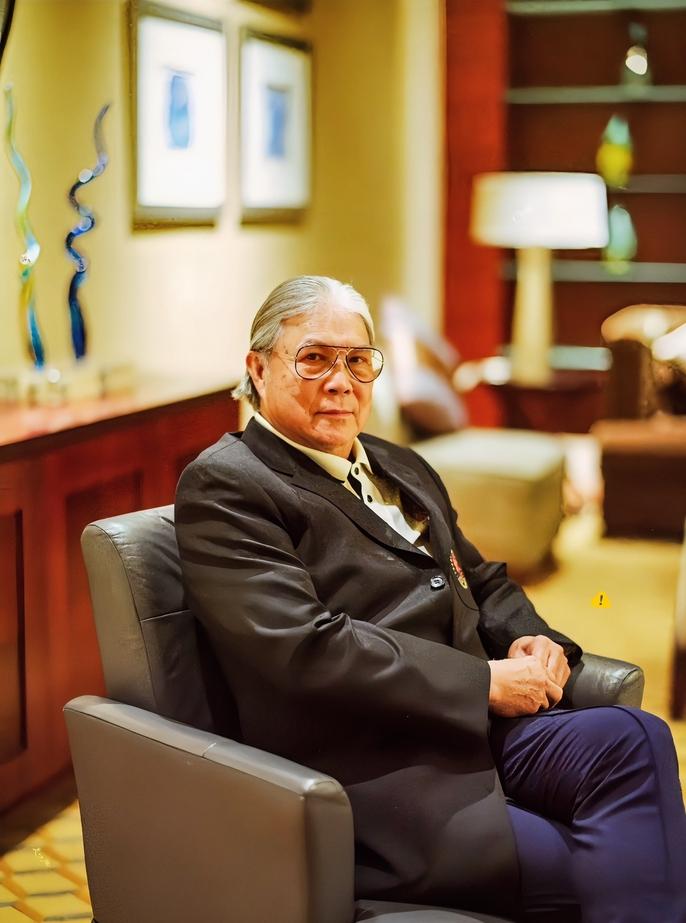 别太天真，真以为霍震霆守了二十年空房是因为对朱玲玲旧情难忘？
咱们普通人还在感动