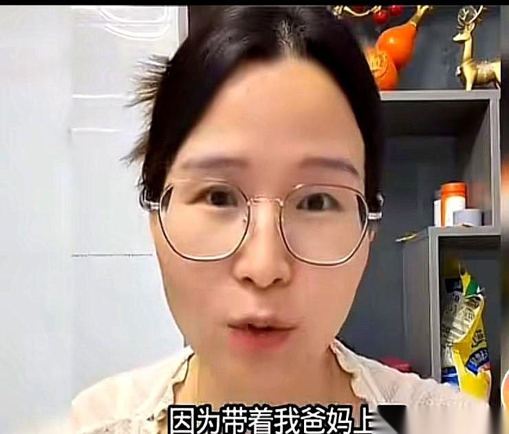 刚下飞机，时差都没倒过来，就被拉进直播间当背景板。
茉莉是个重组家庭的女孩，跟着