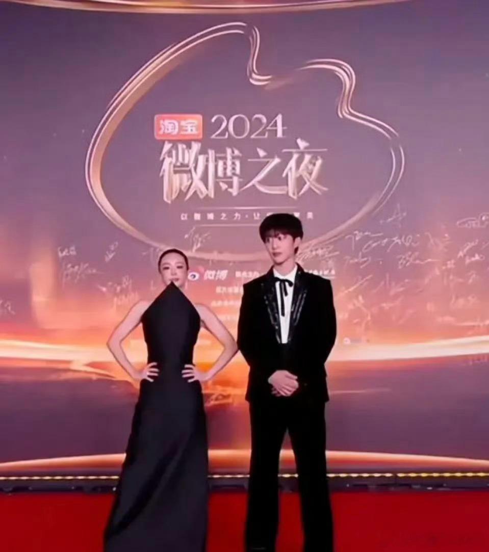 高叶怎么穿着钢笔就上去了 到底是谁要为难我们大嫂啊，还好高叶脖子长，不然就真是只