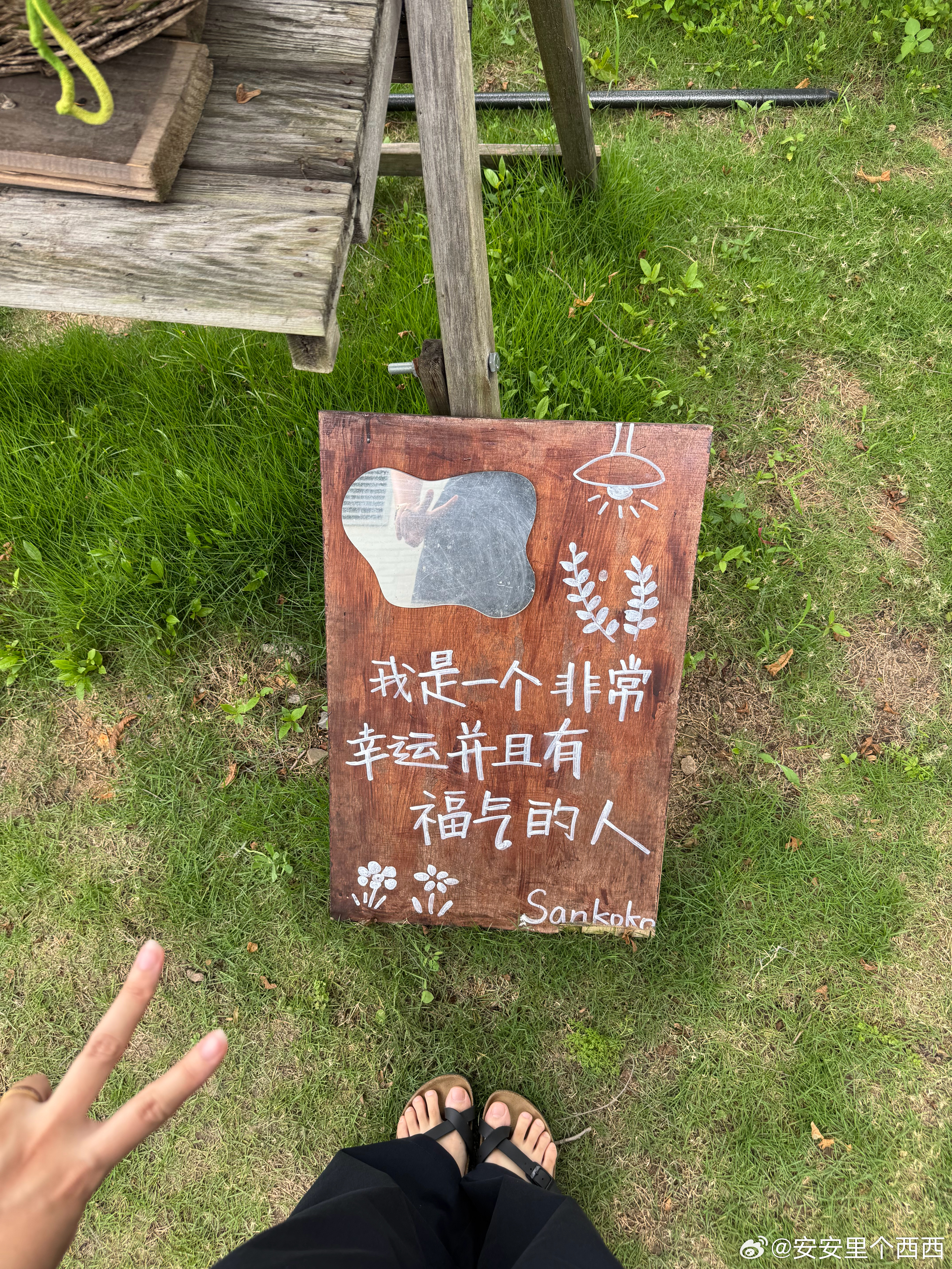 今早来开会，吃完午饭到去下个目的地前有一个半小时的空档，一行人在车上坐着磨时间，