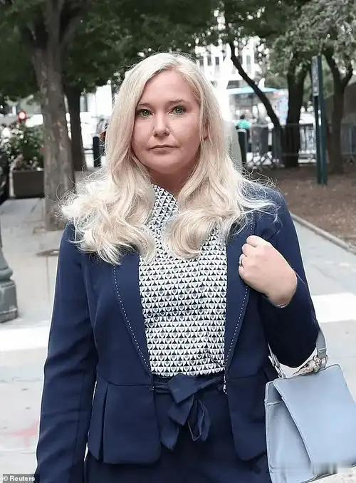 2019年爱泼斯坦在狱中离奇死亡前两天签署遗嘱，将臭名昭著的“萝莉岛”及5000