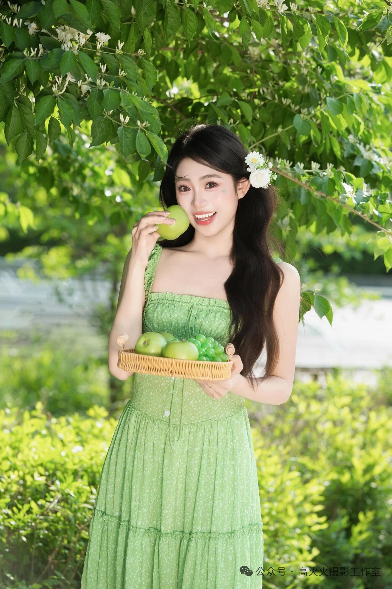 晒图大赛夏日清新少女站立树下，绿裙与青苹果🍏🍏🍏完美搭配！