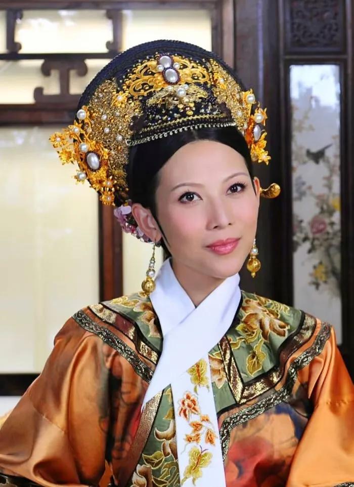 刷到网友提问《甄嬛传》里宜修都坐稳皇后了，还逮着妃嫔无差别攻击，看着像没事找事，