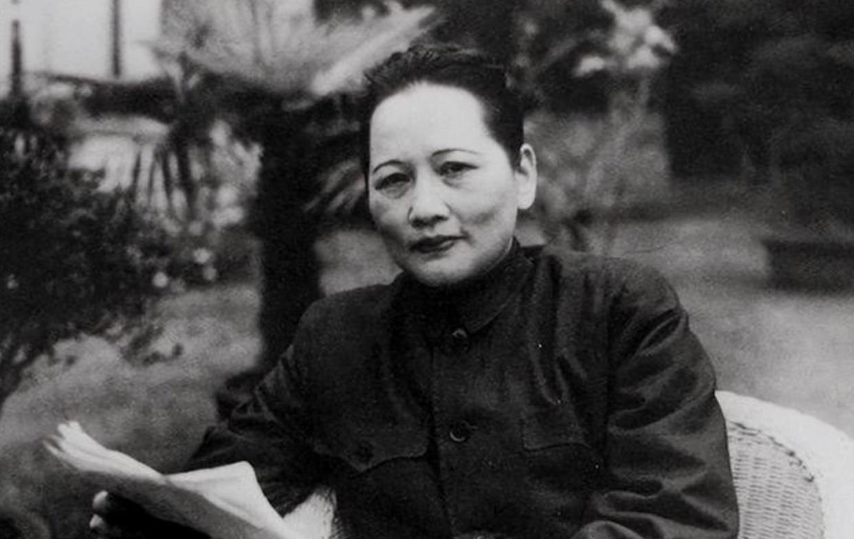 无意中，翻到了宋庆龄晚年和宋美龄晚年的照片。说实话：感慨挺多的。

宋庆龄和宋美