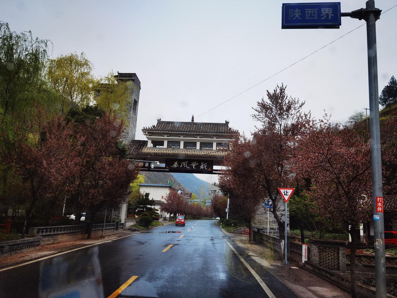 我相信吃亏是福。老祖宗说“吃亏是福”，可不是让人忍气吞声。
就像六尺巷的故事，张