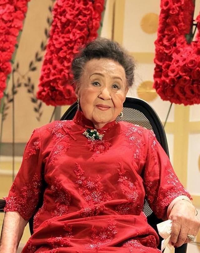 严幼韵的女儿说，我妈妈有几千件旗袍，随便一件，质地都极佳，当古董都够格，不适合的