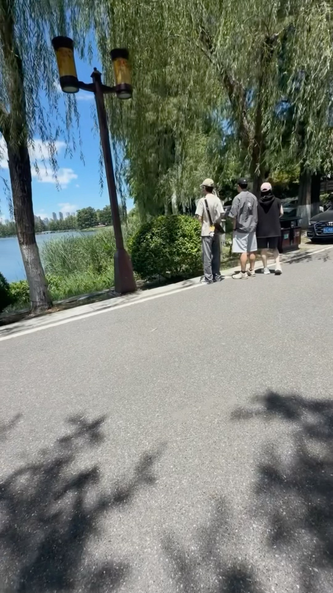 许嵩重游庐州月创作地东湖偶遇许嵩 许嵩现身东湖边，重温了《庐州月》的灵感发源地。