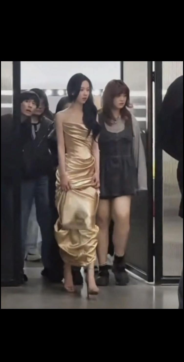 路人视角下的女明星。