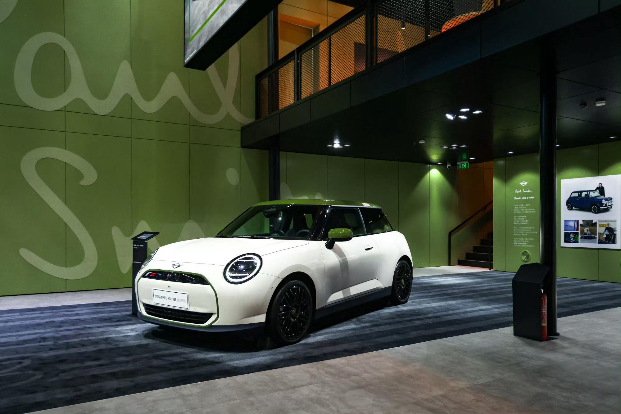在广州逛车展的舒缓就觉得MINI X PAUL SMITH设计师款挺好看的～主要