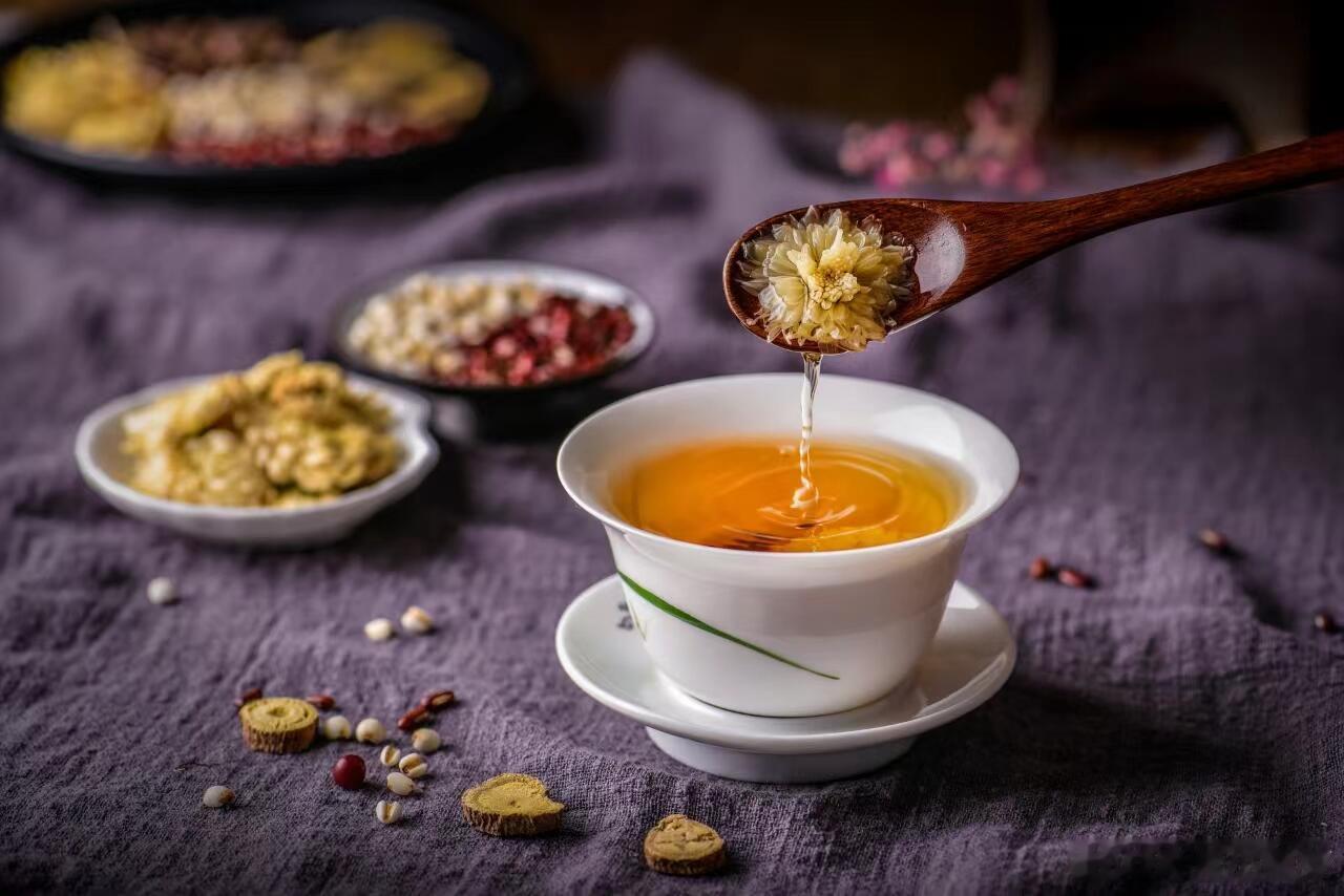 养肝秘籍：少碰三物，多做四事 肝不好，生活xi惯要格外注意，务必少碰这三样东西：