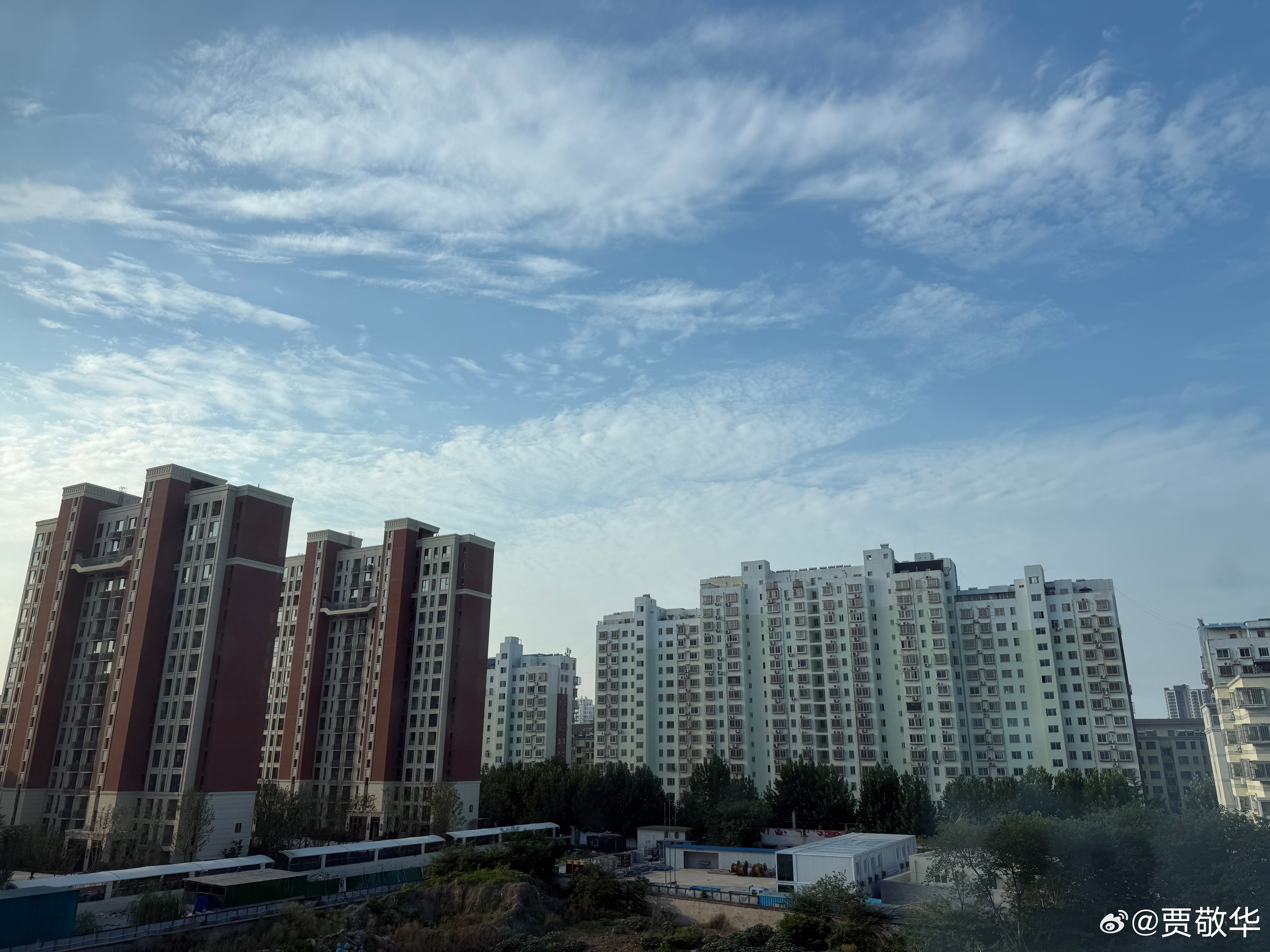 #每天早起打卡# 新的一周还是那么热，但是蓝天白云很解压。起床，搬砖去啦。 ​​