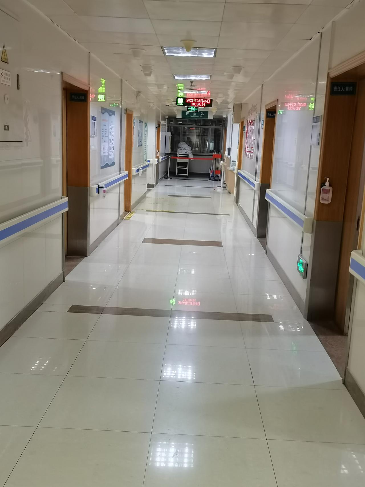 人满为患看病难，跑前跑后心里烦，住在医院寝难安，还是回家才舒坦。