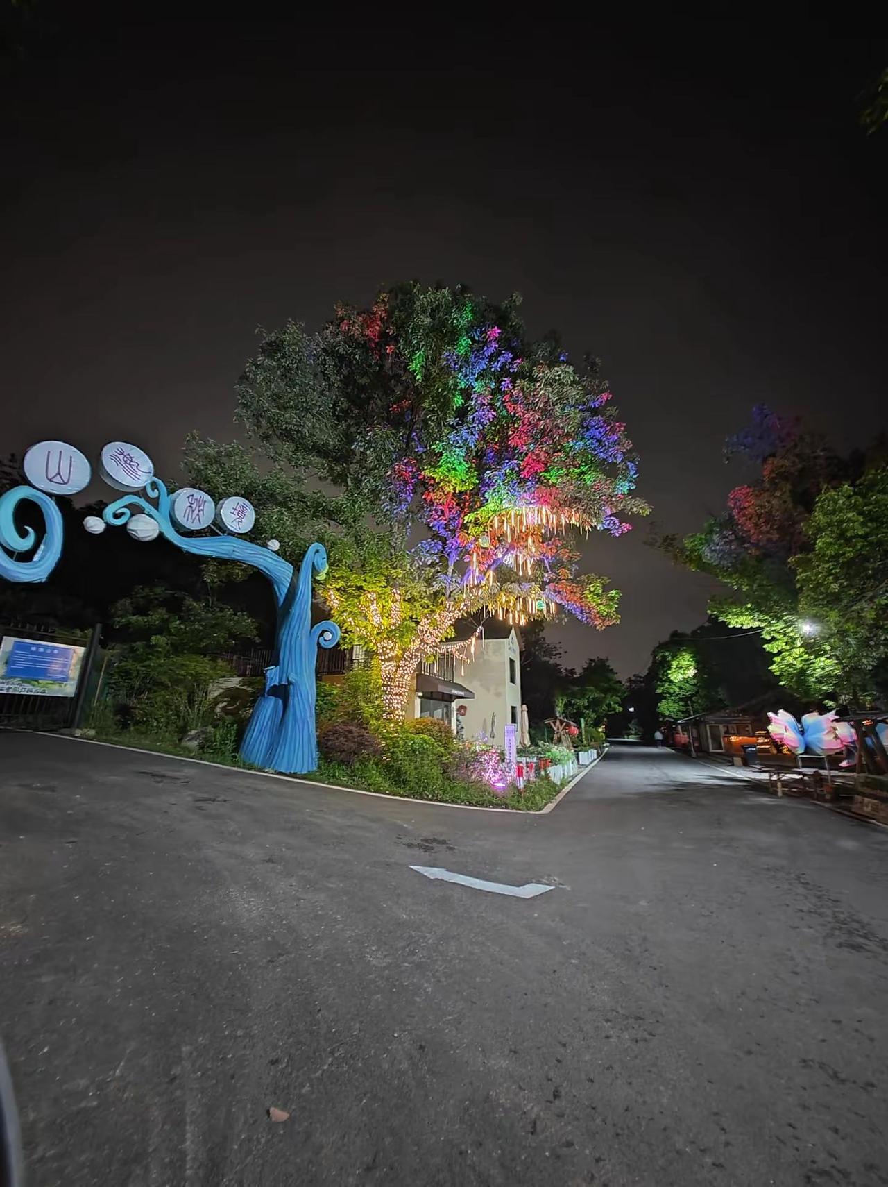 戴上耳机听着歌，一个人环山路走起