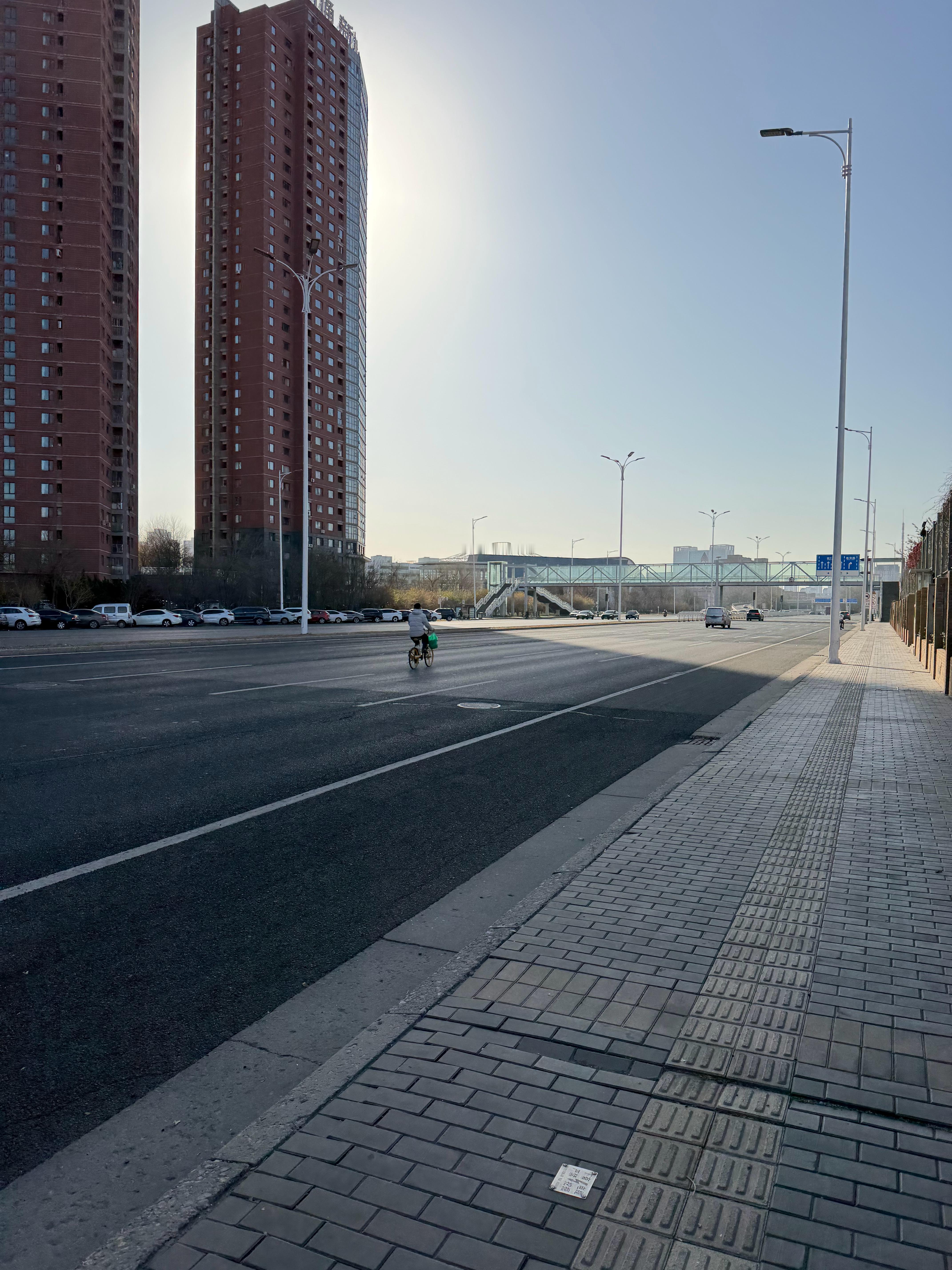 这大哥～ 他这骑车只能中午骑太危险了 天津