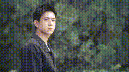 #周雨彤现偶史上最e女主#“拐杖也可以是武器”高中时期的救赎一直支撑着她走到现在