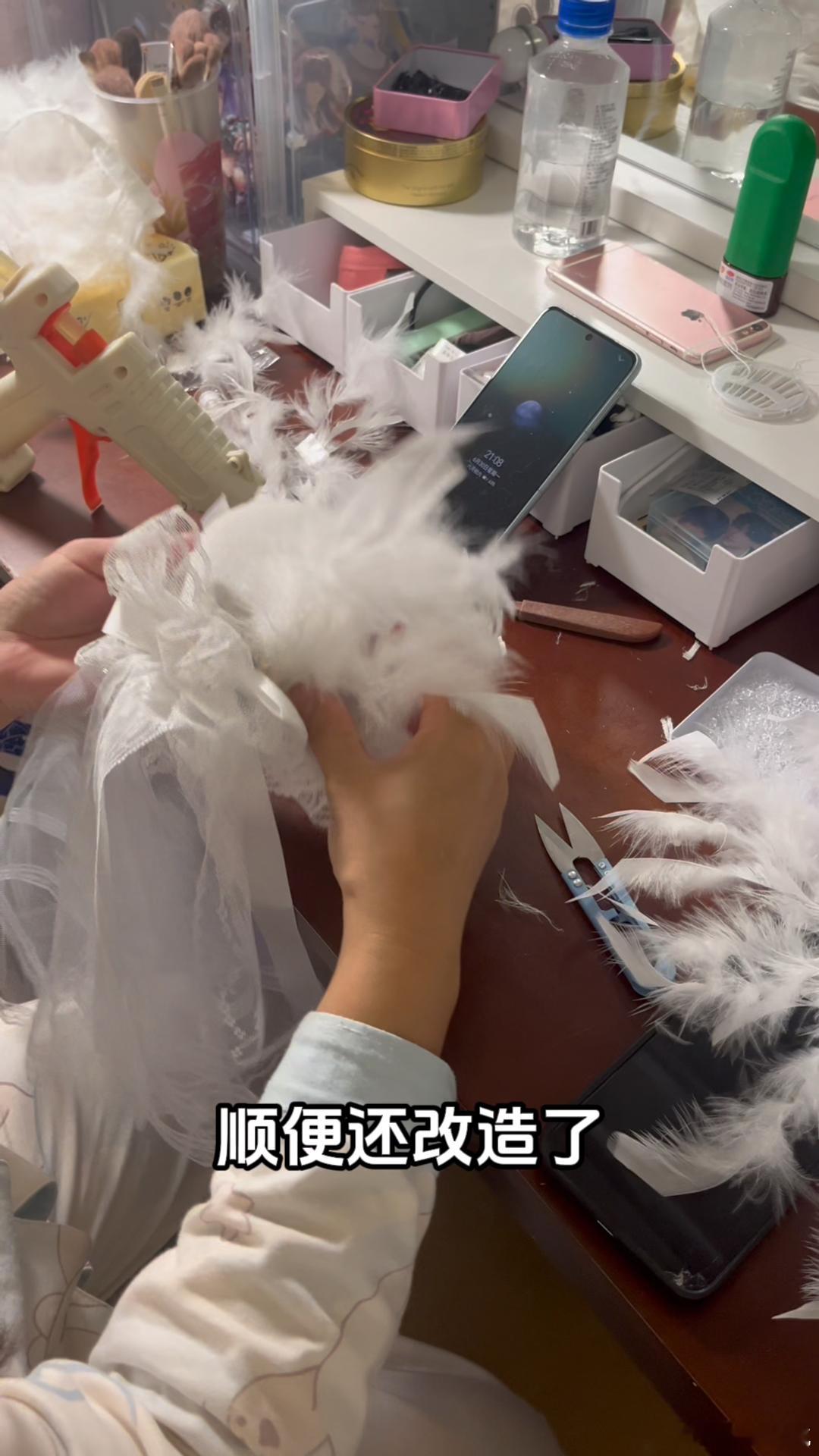 当我穿上妈妈做的婚纱去打卡线下 妈妈不仅是我人生中的支持者，还是我的创造者！她亲