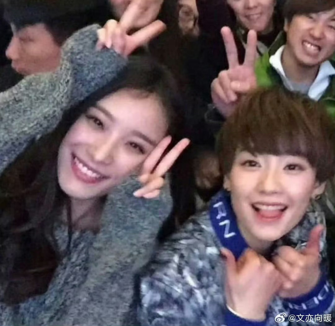 刘雅瑟拒绝倪妮好友申请 倪妮发博：铁没白撸。刘雅瑟：好友申请已拒绝。一个用奖杯回