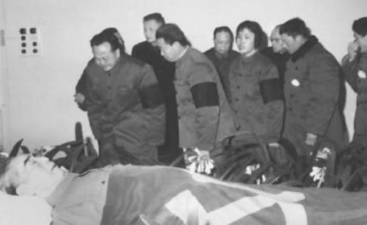 周总理的一个千古之谜：76年1月2日周总理进入时断时续的昏迷之中，上午他又一次微