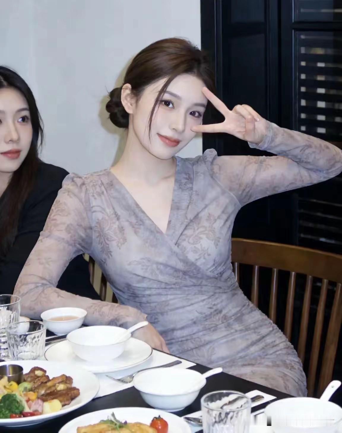 我最讨厌一个女人
明明玩得很花
却还要故作单纯
我不是你想象的那种女人？
我没有