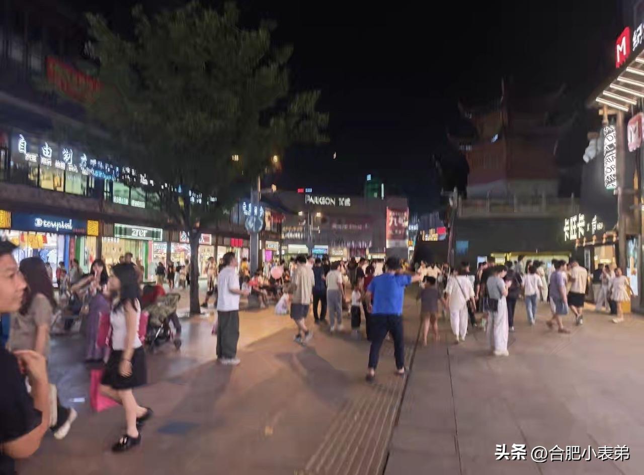总有些博流量的博主硬说步行街冷清、彻底凉了，实在离谱。他们专挑早上九点前过来拍空