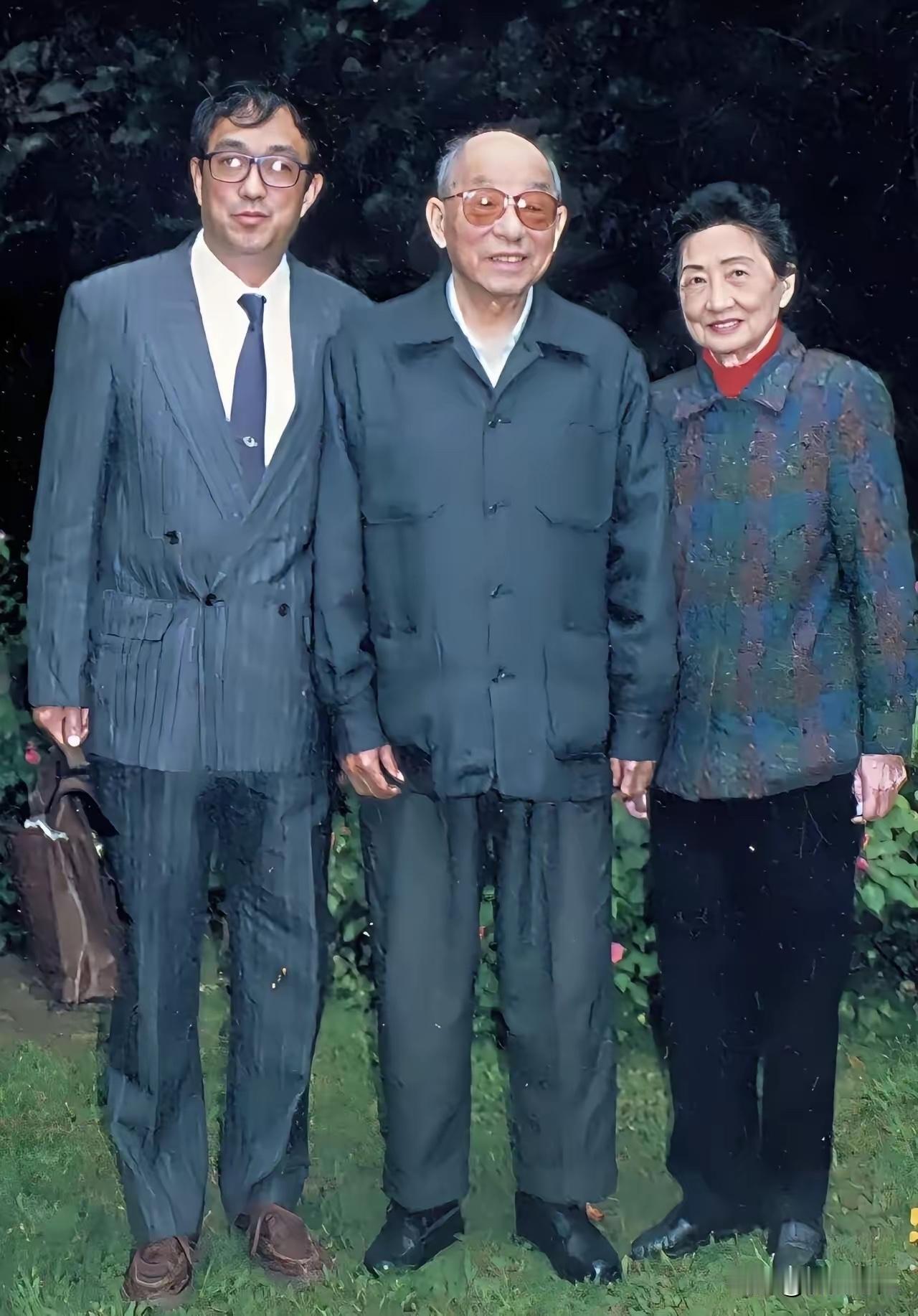 不是我吹！能一下子认出，中间这位老前辈的，历史绝对不会差！