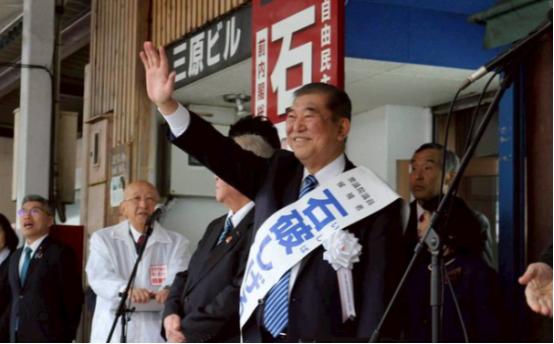 2月5日，石破茂家乡的选民倒戈，高市早苗或面临“翻车”风险！据日媒报道，石破茂家