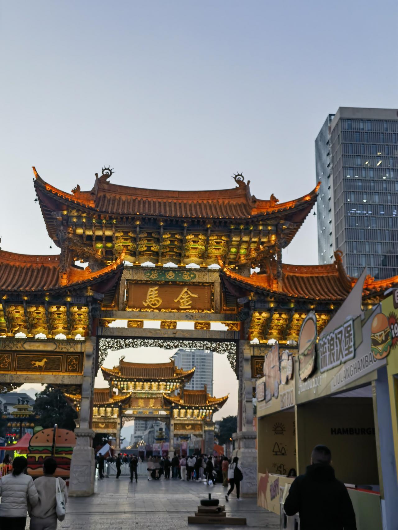 云南旅游系列篇（三）
标题：昆明步行街
昆明南屏步行街最近可是大变样。
2023