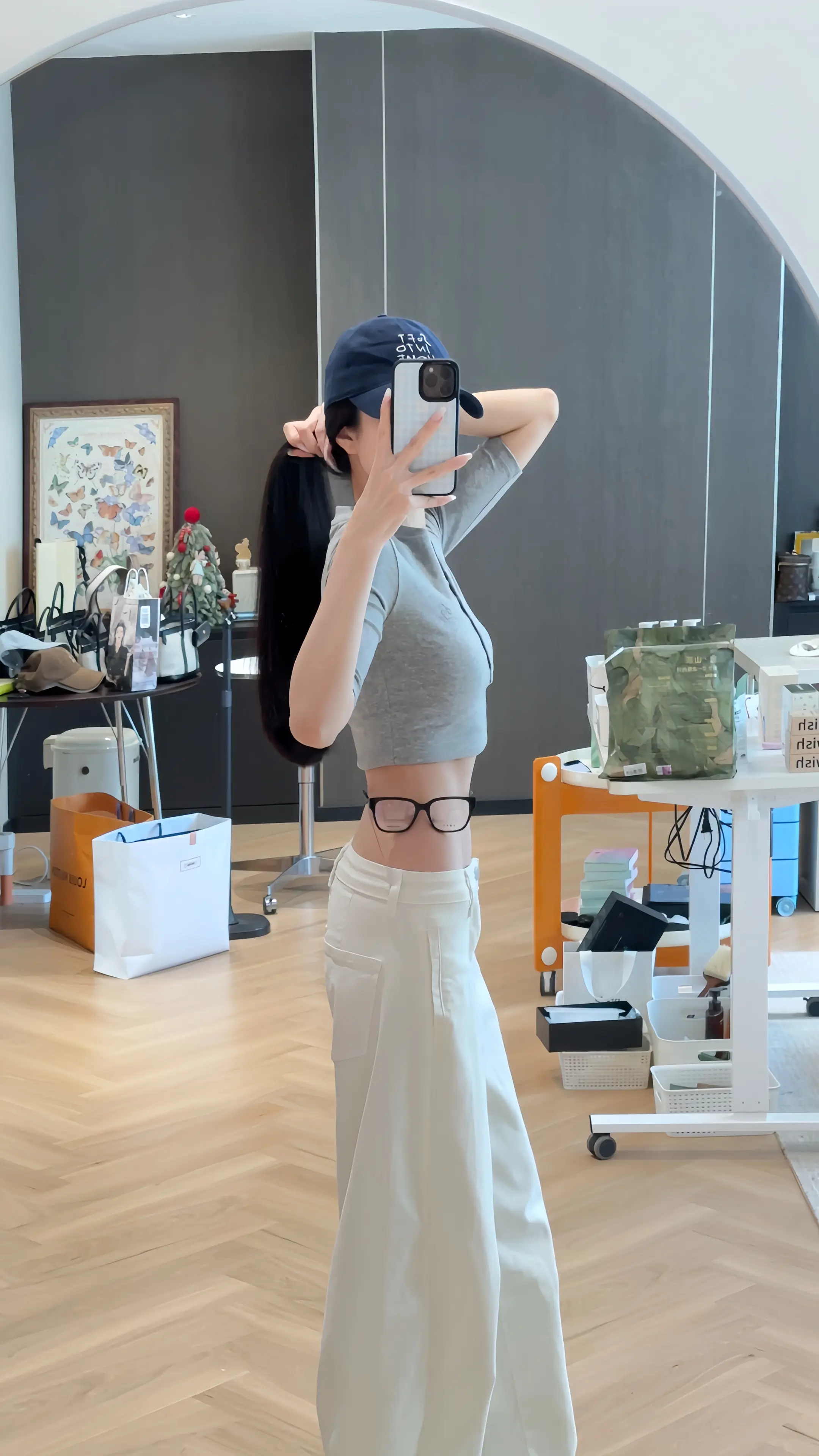 不知道哇 我看别人都这么拍 还挺装的。