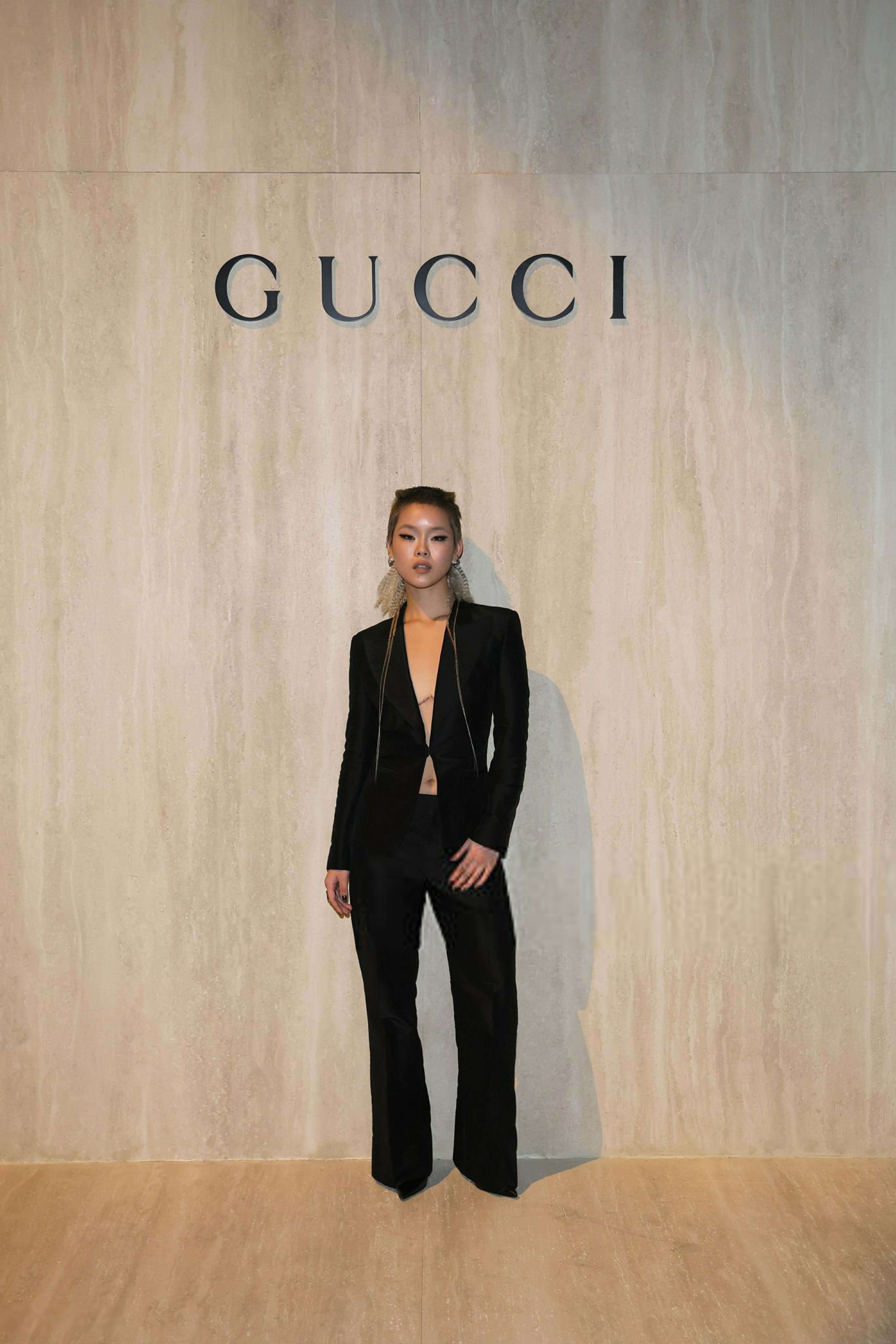 酷！XG成员Cocona亮相米兰时装周！TA也展示了切胸后的手术痕迹！