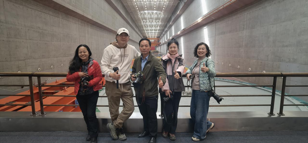 上联：诗，写诗，写好诗；请对下联歌，写歌，写好歌