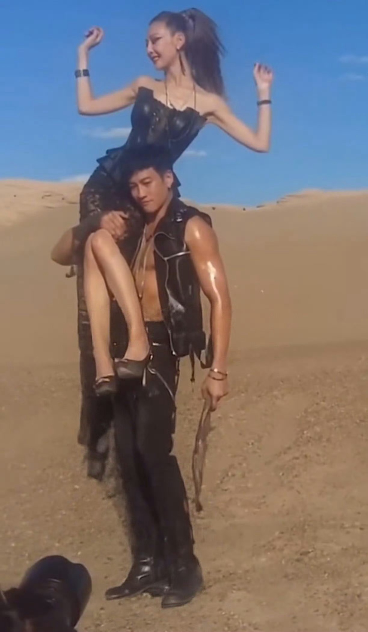 何润东不枉练了一身腱子肉，单手扛老婆的姿势真是太帅了，可以配的上项羽扛鼎了