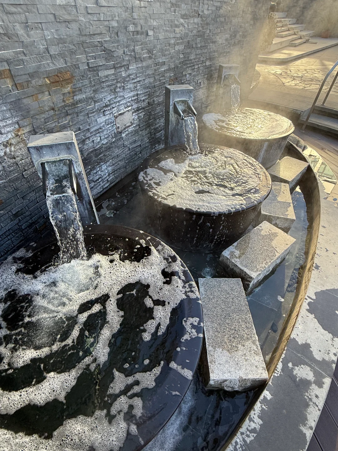 这里室内室外都有温泉啊！