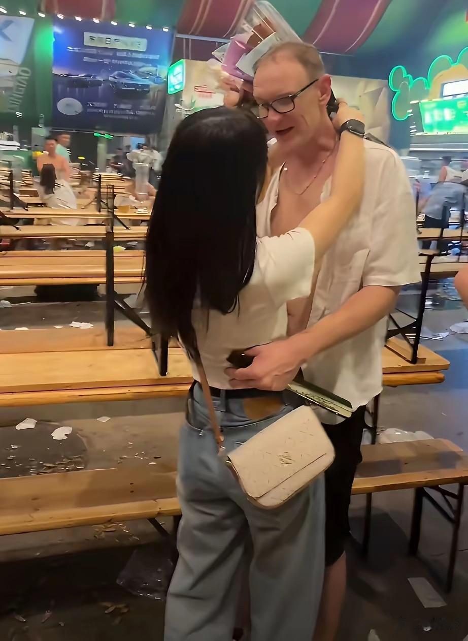 青岛啤酒节一个外国老头，在酒场上跟一个刚认识的二十来岁中国小姑娘，聊了几句就当众