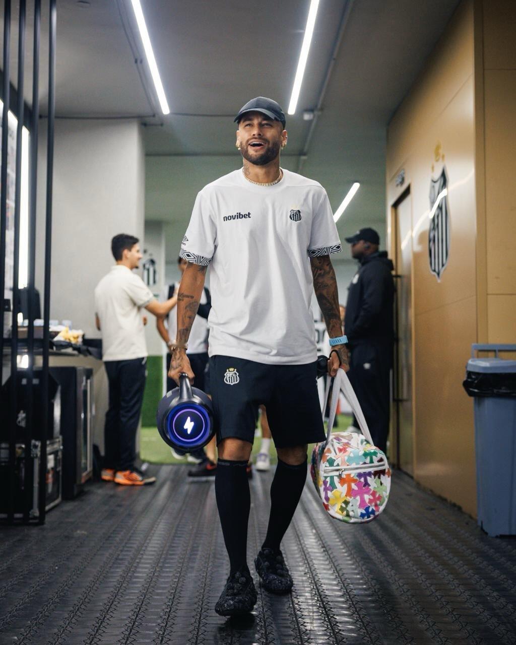 neymar[超话] 赛前音响入场内马尔桑托斯vs帕尔梅拉斯 ​​​