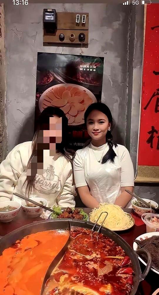 从石榴摊前开始的故事，结局总让人意外。

小二娃和前任小妹儿刚散伙，这边就光速搭