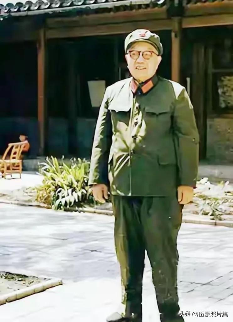1973年，谭震林同志身穿65式军装的照片，是他历经六年磨难后重返政治舞台的鲜明