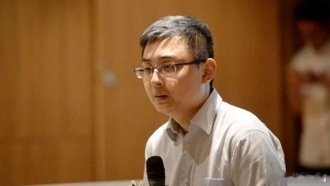 凤凰新闻【六神磊磊：为什么年轻读李白，有一天却懂了杜甫？】这是「热水古人」系列的