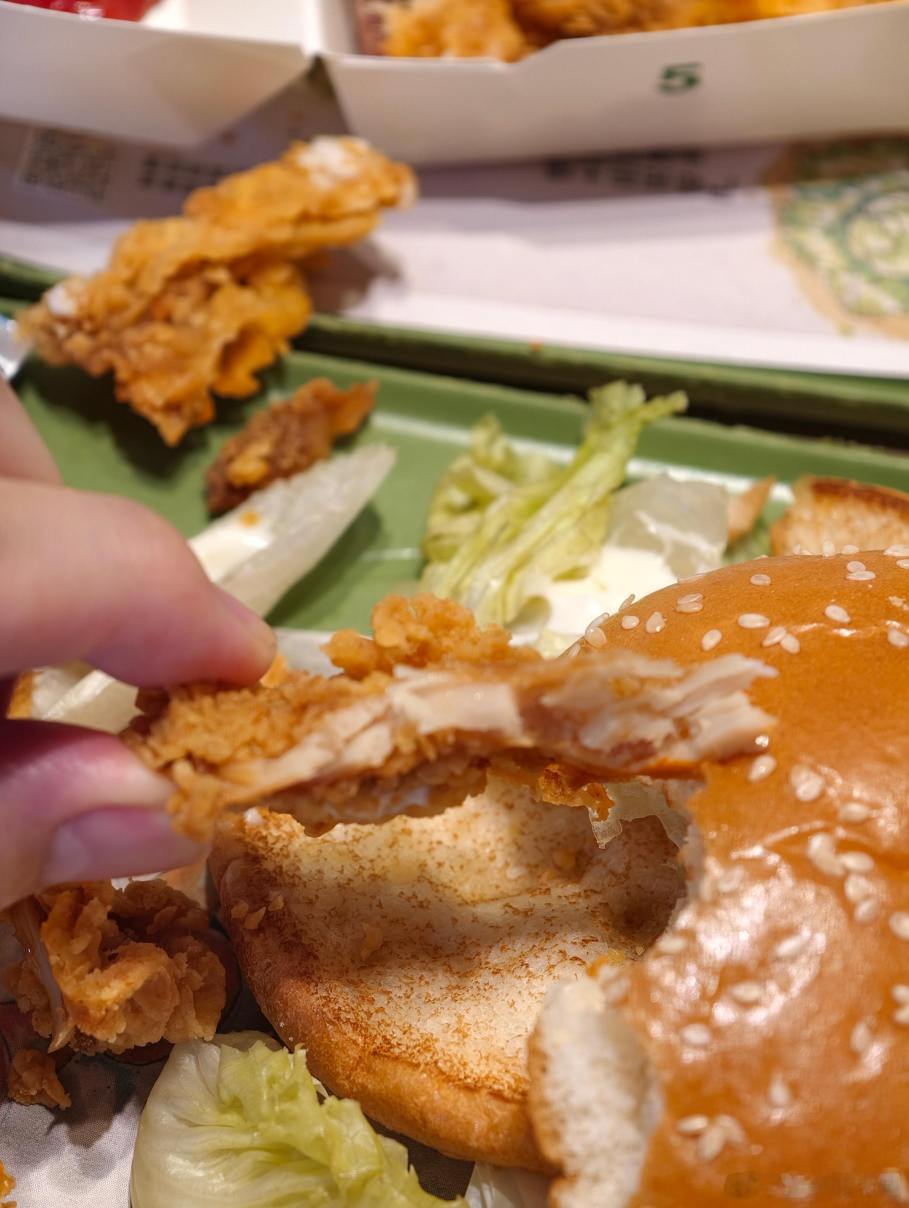 吐槽一下，今天吃了个麦当劳，我最爱的麦辣鸡腿堡近段时间的品控真的太差了，又薄粉又