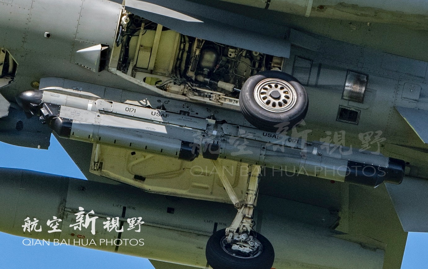 #亚太装备动态# 前面两张图片是美国空军F-16CM战斗机配装的AN/ALQ-1