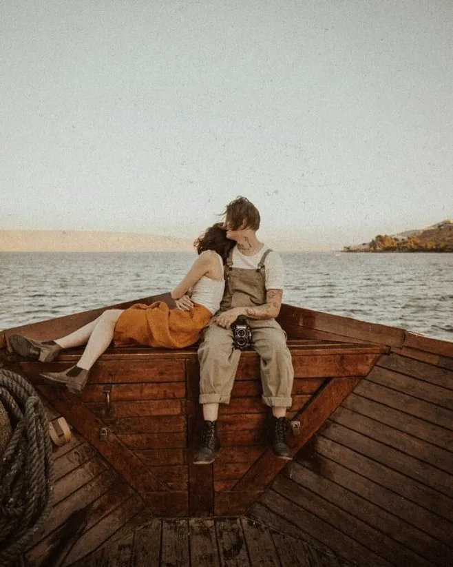 只有抓得到的日子，数得了的钱，和留得在身边的人才是真的。——  辛夷坞 ​​​