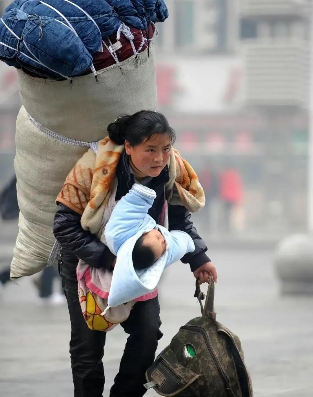 我钦佩一种父母，
她们给予孩子童年浓浓的爱意，
又在孩子长大后放手远飞，
不求孩