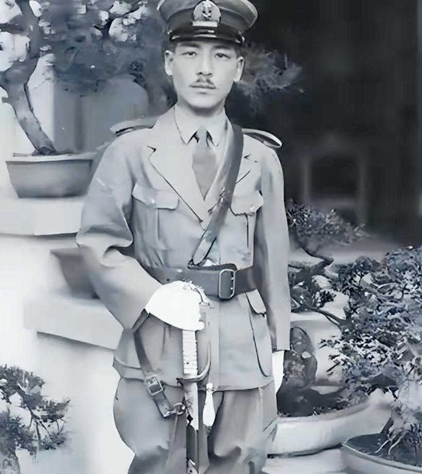 1940年，日军特务山田浩二被拖进地窖，他发明的老虎凳、竹签、盐水鞭全被用在自己