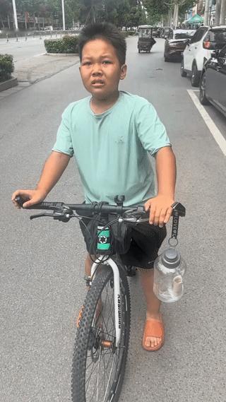 小男孩骑车不慎剐蹭到路过一辆汽车？
这一幕正好被车主撞见。
面对车主，小男孩知道