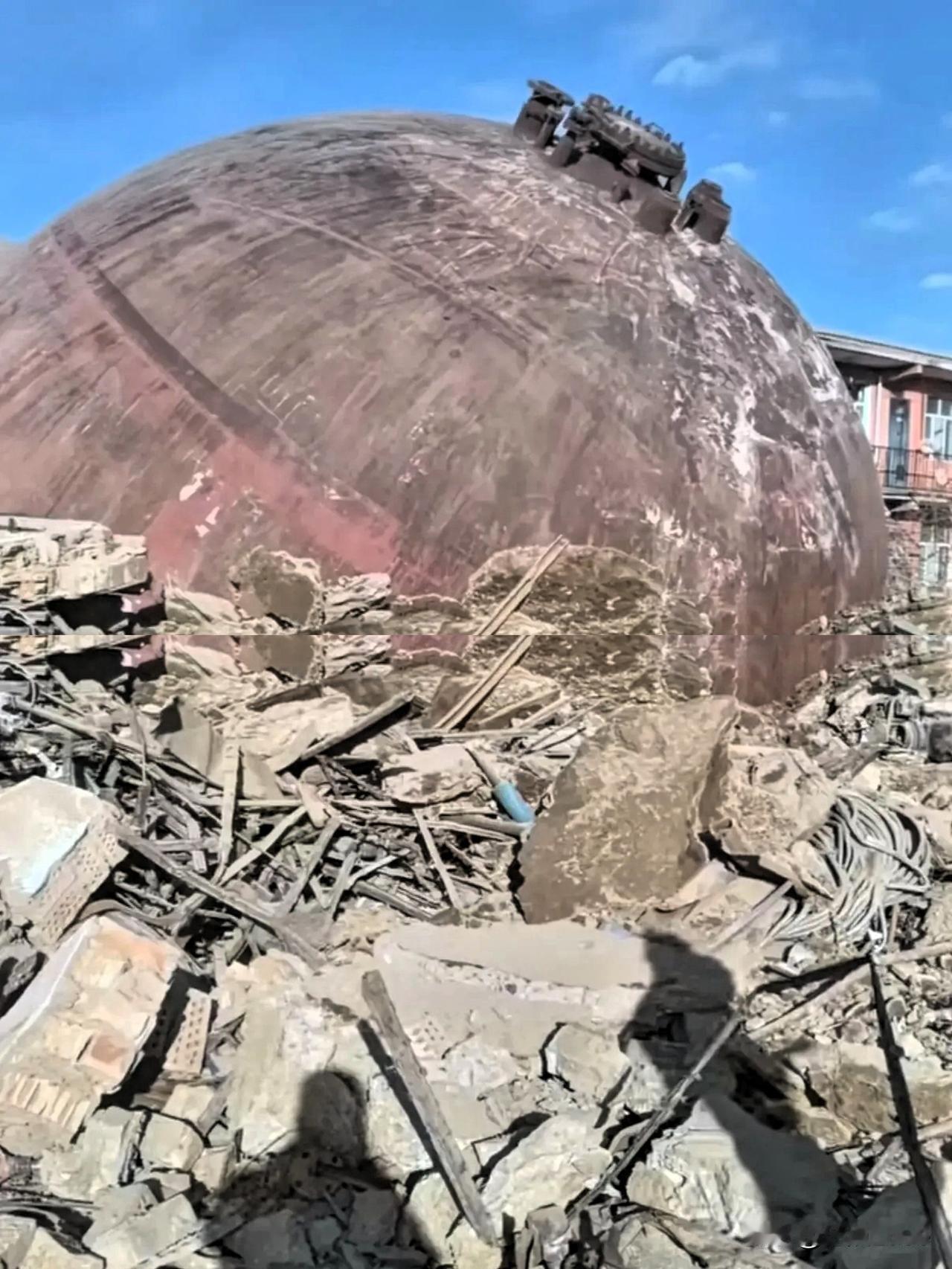 包钢这次爆炸威力有多大？
看看被炸到几公里外的大铁球便知。几吨重的圆形大铁罐原地