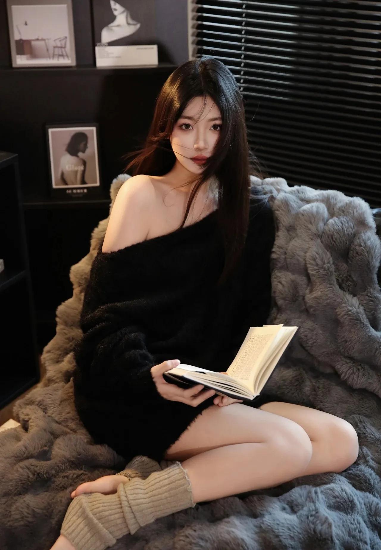 爱拍照的女生到底有多迷人呢? 慵懒时光中的书香少女