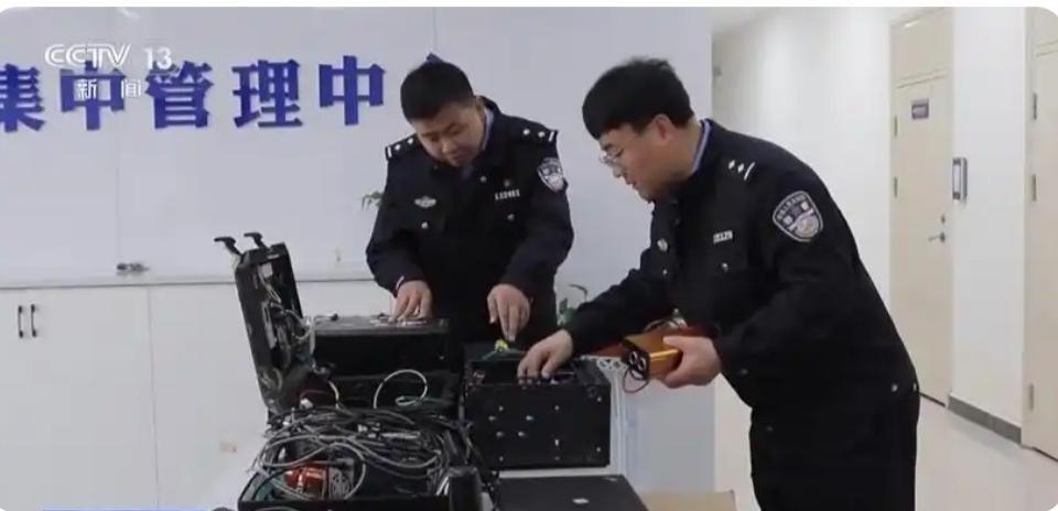 别大意，看见车上有这种“装饰”的报警，看完你就明白了
 
走在路上，不少人会留意