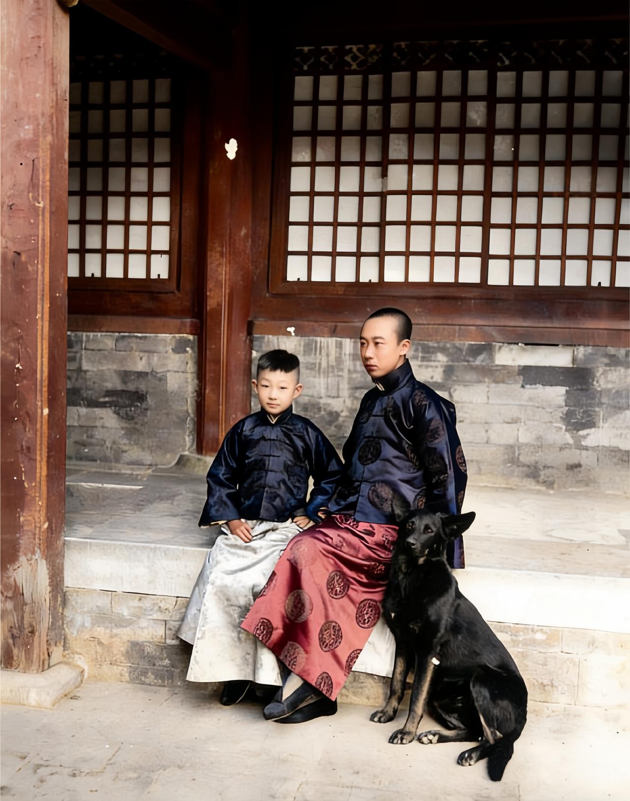 这是溥仪与小舅子瑞麒还有他的爱犬在紫禁城。这只名叫佛格的德国警犬深得溥仪喜欢，是