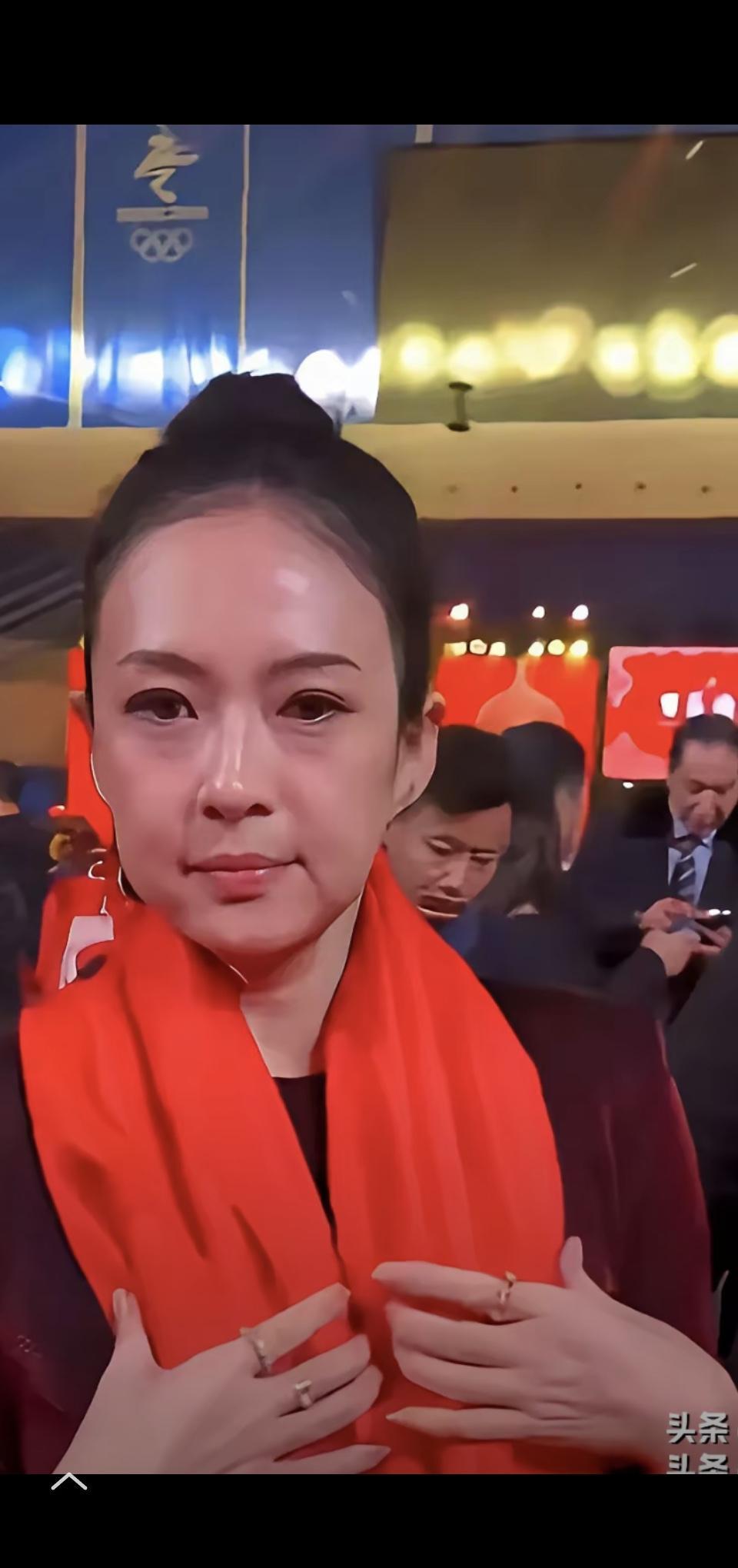 离婚抽走的不只是一个人，更像抽走了你灵魂里的脊梁骨。
你照镜子时，发现自己不自觉