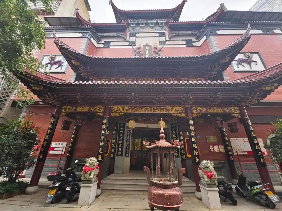 一位性学博士的话，让我醍醐灌顶。

他说：“如果你老公过了40岁，还想跟你亲亲抱